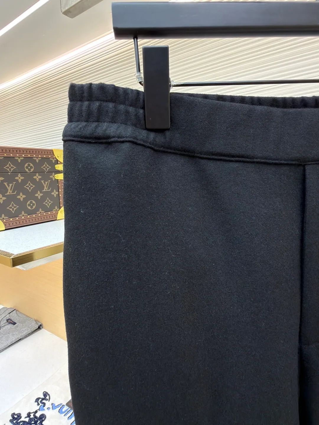 LOUISVUITTON iron label wool trousers ●Original version: purchased and developed for 11000 ●Item number: 1681828-A90 ●Fabric: wool blended fabric ●Technology: Made on positioning cutting machine ●Color: black ●Version: fitted version ●Weight: about 760 grams ●Size: 48-50-52-54 ●Description: Customized 80% wool, 14% spandex, 6% blended sheep wool fabric, full of texture and refined tailoring to reinterpret the dynamic silhouette. The elastic waist upgrades the drape texture, the side pockets are cleverly integrated into the stitching, and the facial pleats are infused with elegance. The left leg is decorated with the brand's metal logo to once again confirm the brand's identity. The overall wiring is straight and delicate, the fabric is comfortable and soft, and the color is consistent without color difference. It can be matched with the same style to create a fashionable look and control various occasions. Customized accessories, complete with three standards, same style for men and women!